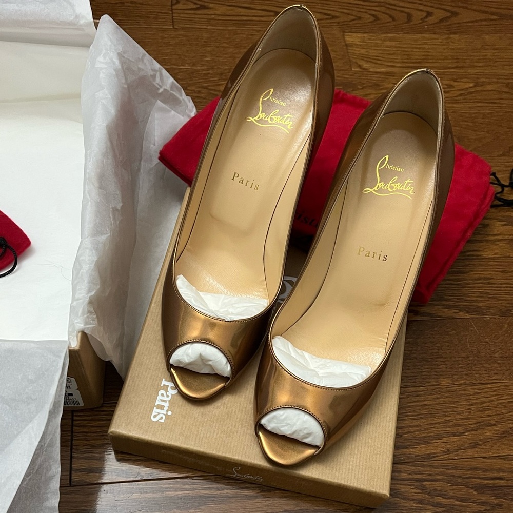 ⭐️ Christian louboutin